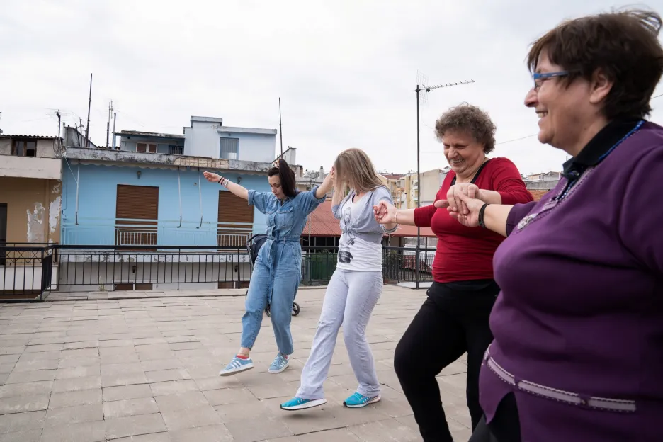 Řekové si zlepšují „koronavirovou“ náladu. Na střeše svého domu ve městě Ioannina se sešla rodina, aby si zatančila svůj oblíbený „Zorba“ tanec