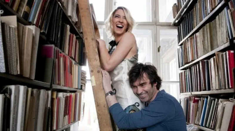 Adéla Petřeková a Pavel Řezníček v pilotním dílu seriálu Cirkus Bukowsky