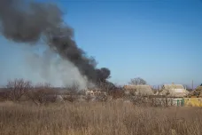 Odrážíme útoky v Doněcku a Luhansku, hlásí Kyjev. Ruská raketa zasáhla bytový dům v Charkově