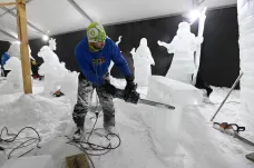 Řezbáři dokončují na Pustevnách v rámci festivalu ledové sochy. Letošní téma je biblické