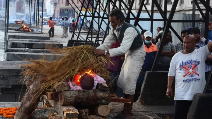Nepálci pálí těla svých mrtvých příbuzných