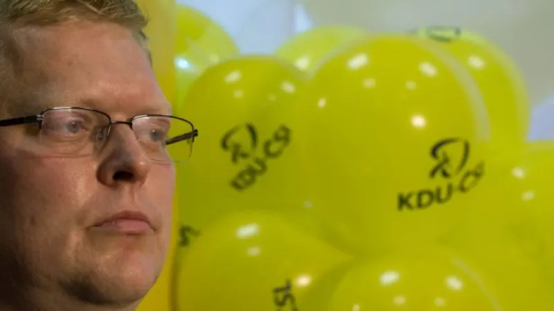 Bělobrádek: Platy jsme si ve skutečnosti snížili