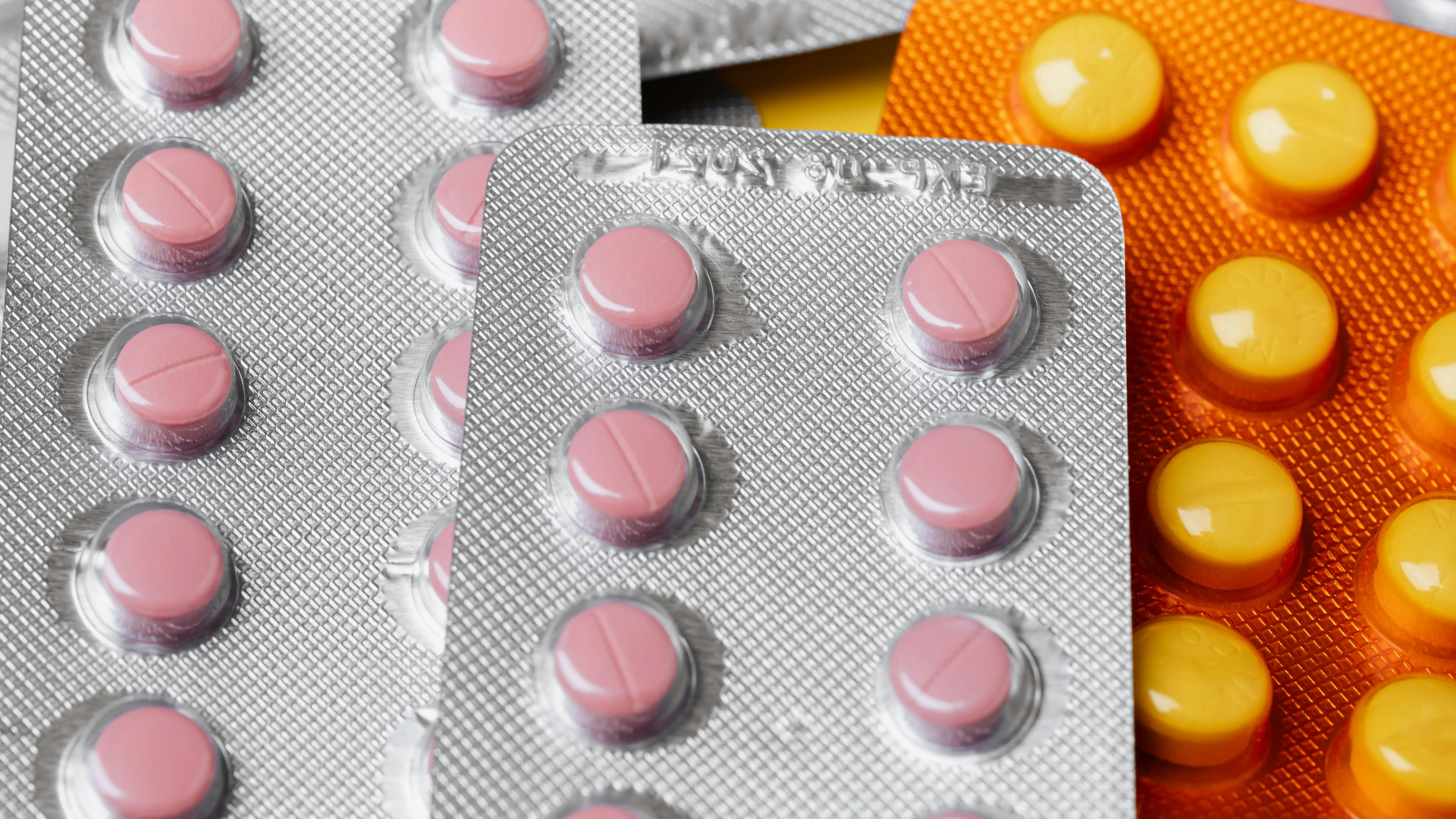 Vláda chce podpořit výrobu léků v Česku. Chybí lidé, varují firmy