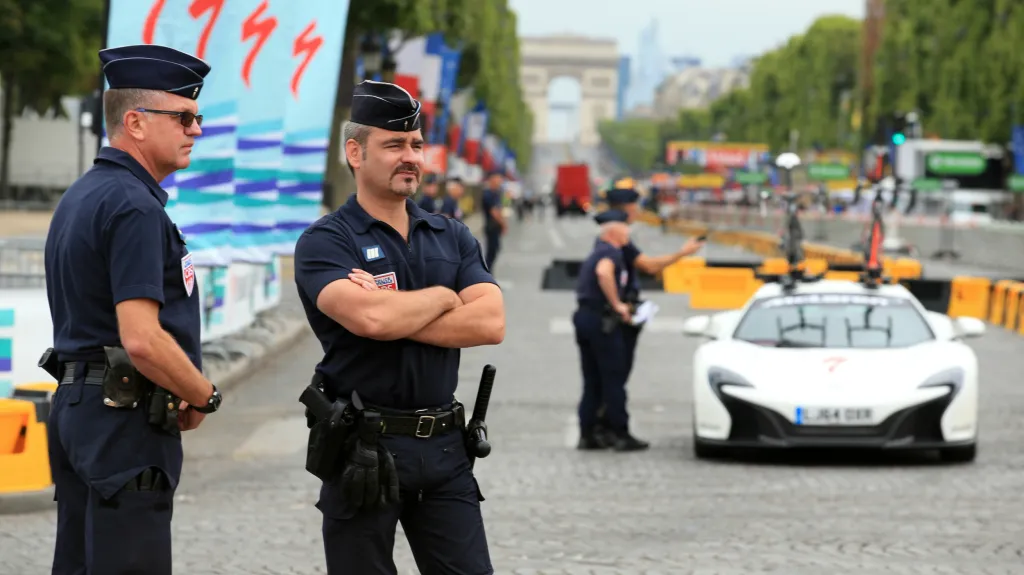 Policie v Paříži je kvůli dojezdu Tour de France v pohotovosti