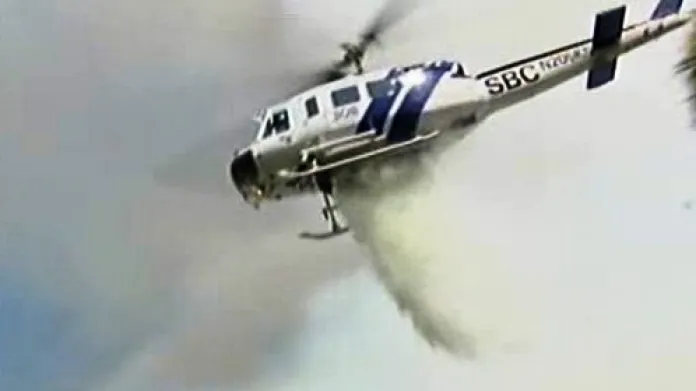Hašení požáru z vrtulníku