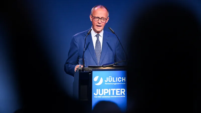 Německý kancléř Friedrich Merz na spouštění nejsilnějšího evropského počítače