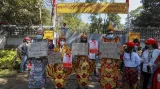 Protesty v Myanmaru pokračují již několik dní. Demonstranti se domnívají, že převzetí moci armádou nemůže být v demokratické zemi akceptovatelné