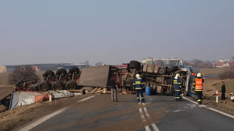 Převrácený kamion zablokoval silnici