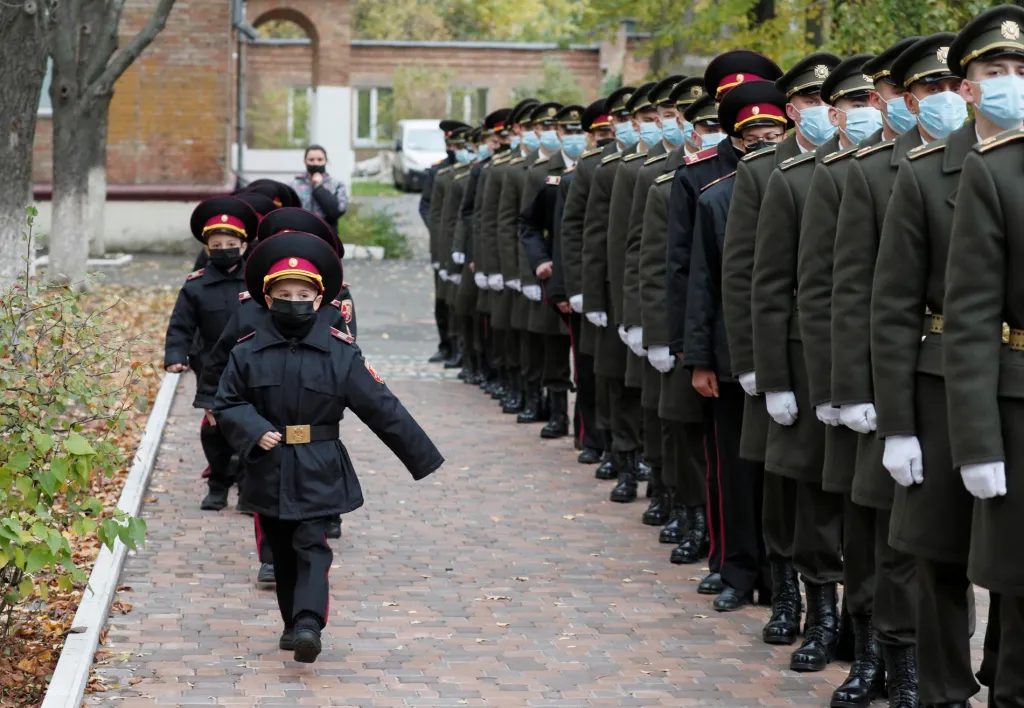 Malí „vojáci“ z vojenské školy pochodují na nástup během armádního ceremoniálu v Kyjevě na Ukrajině
