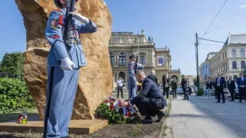 Prezident Peter Pellegrini položil věnec k dočasnému pomníku obětem střelby na Filozofické fakultě Univerzity Karlovy