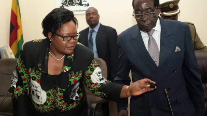 Joice Mujuruová a Robert Mugabe