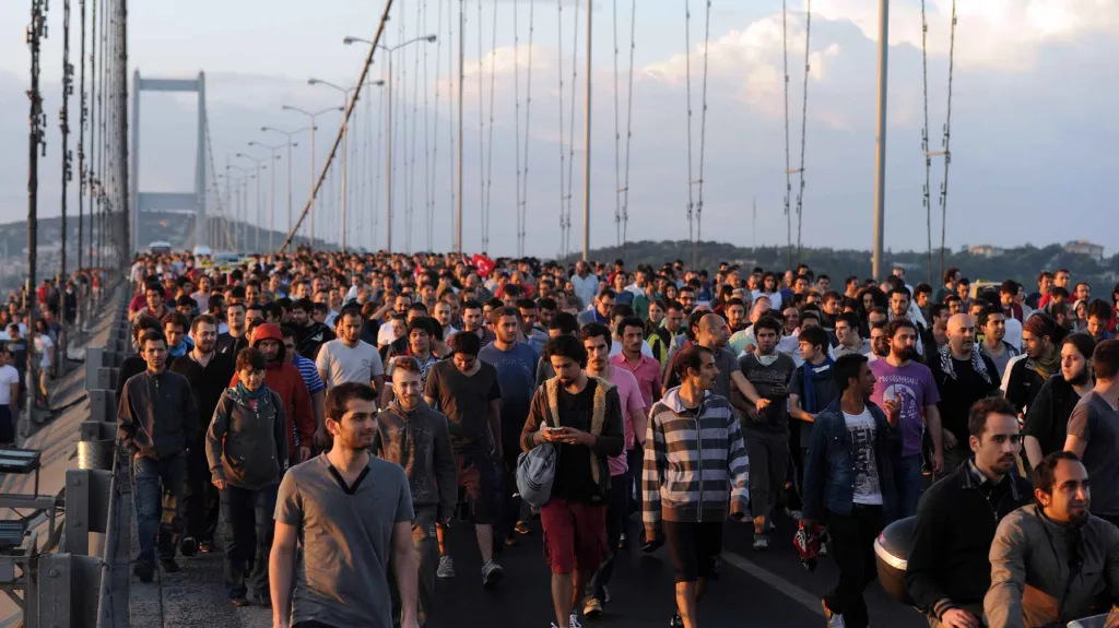 Demonstranti na bosporském mostě