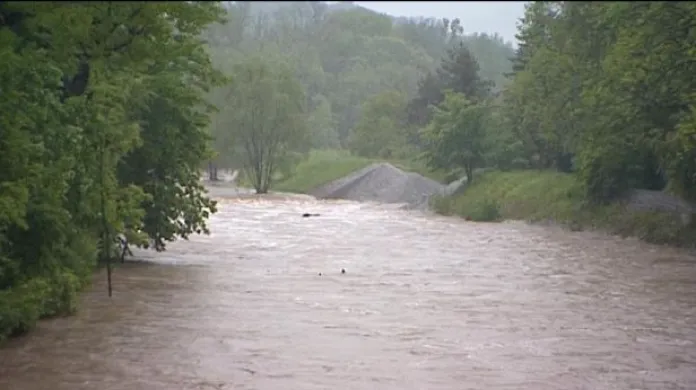 V Česku asi zemřeli v rozvodněných řekách dva lidé.