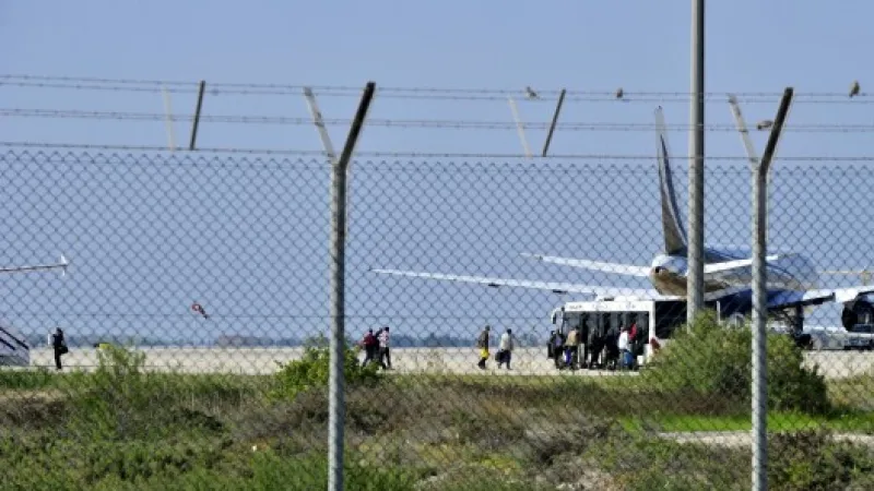 Pasažéři z uneseného letadla nastupují do přistavených autobusů,  Autor: Stringer,  Zdroj: Reuters