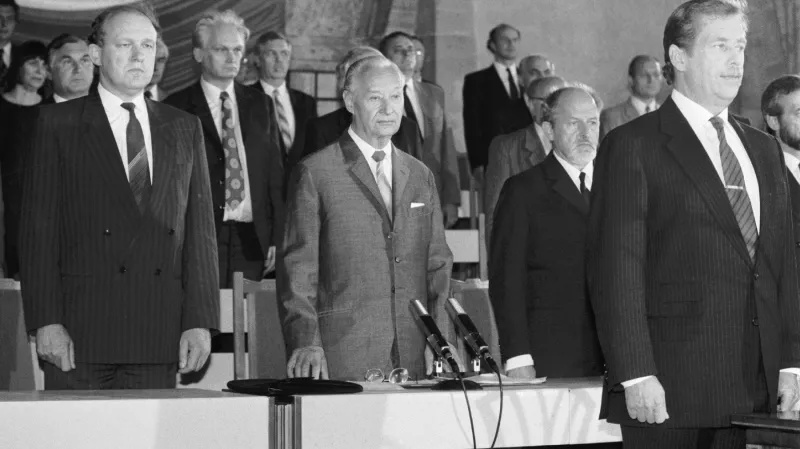 Výraz Alexandera Dubčeka upomíná, že měl ambici Václava Havla po půl roce na Hradě vystřídat, ale nakonec tu příležitost nedostal. Tragédie na D1 jej nakonec připravila i o možnost stát se o dva a půl roku později slovenským prezidentem