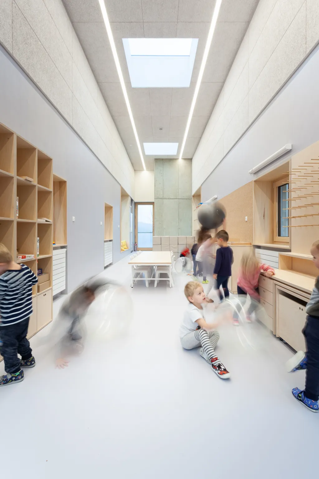 Porota ocenila, že architekti vytvořili prostor sloužící v první řadě dětem a umožňující snadný pohyb mezi interiérem a exteriérem. Budovu porotci označili za „překvapivou, záhadnou a zároveň současnou“. Školka už se může pyšnit také oceněním pro nejlepší novostavbu v soutěži Grand Prix Architektů neboli Národní cena za architekturu 2019, kterou uděluje Rada Obce architektů