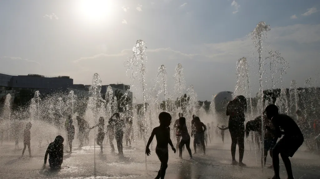 Siluety lidí, kteří se chladí ve vodních fontánách v Paříži
