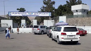Afghánská policie kontroluje auta u vstupní brány mezinárodního letiště Hámida Karzaje v Kábulu
