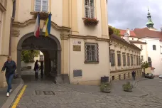 Policisté z Národní centrály zasahovali v Brně kvůli přidělování městských bytů. Zadrželi osm lidí 