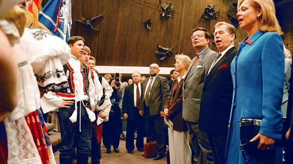 Prezident Václav Havel s manželkou a velvyslancem v USA Alexandrem Vondrou zpívají s krajany českou státní hymnu v Minneapolisu v roce 1999