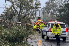Silný déšť a vítr o síle hurikánu zasáhly Kalifornii, statisíce lidí zůstaly bez proudu