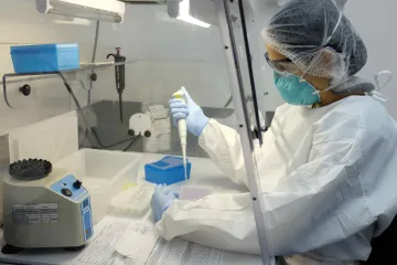 Britská AstraZeneca obnovuje klinické testy „oxfordské“ vakcíny proti covidu-19