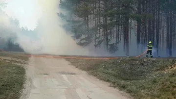 Požár lesa u Bzence