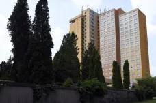 Pražská rada odvolala rekonstrukci bývalého hotelu Opatov. V úvahu nyní připadá jeho demolice