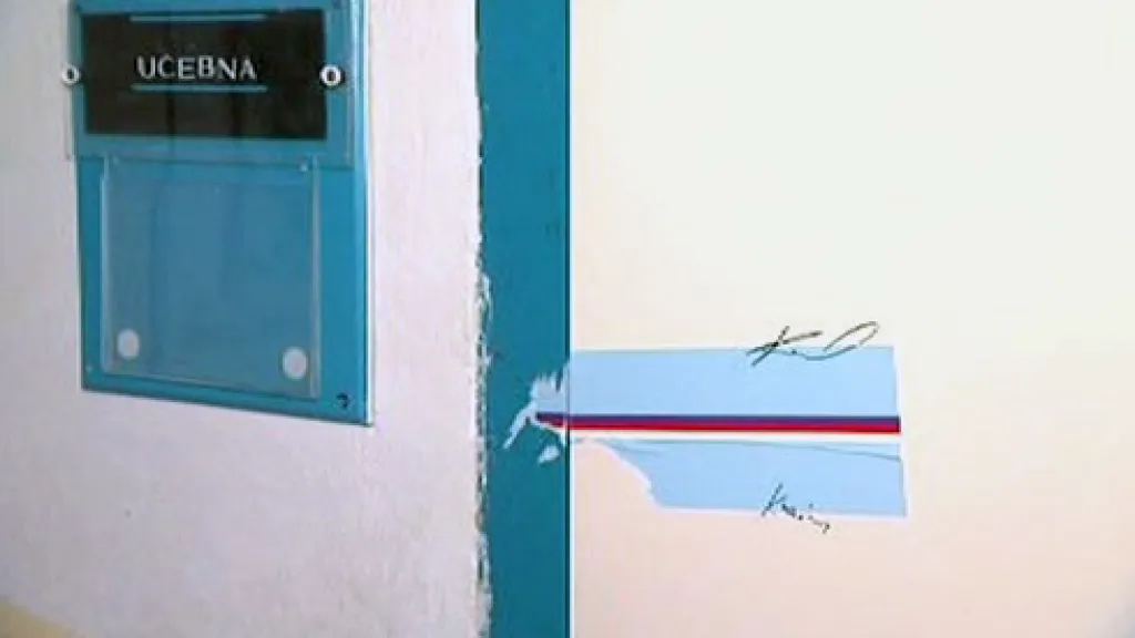 Porušená pečeť na dveřích volební místnosti