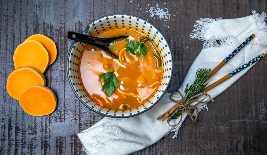 Polévka joumou. Tradiční haitská polévka se připravuje z dýně, plantainů (zeleninových banánů), masa a těstovin. Když bylo Haiti kolonizováno Francií, zotročení obyvatelé dýni pěstovali, ale polévka joumou – což je v kreolštině výraz pro dýni – přišla jen na stůl otrokářů. Porobení Haiťané si ji vychutnali až po získání nezávislosti na Francii 1. ledna 1804. Na toto výročí se také často konzumuje