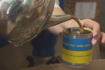 Uprchlice vyrábí svíčky do zákopů pro ukrajinské vojáky