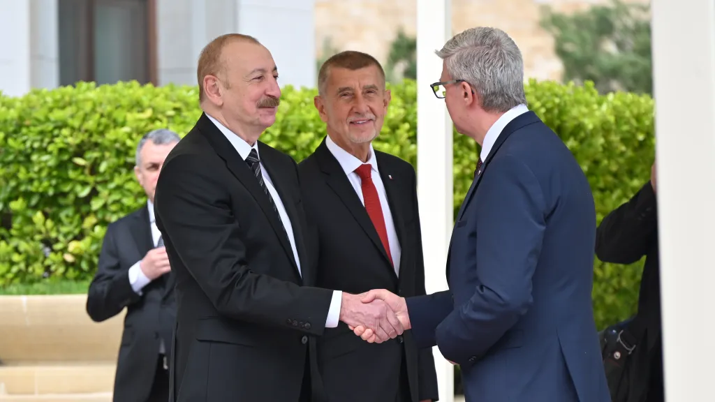 Ázerbájdžánský vůdce Ilham Alijev s premiérem Andrejem Babišem a ministrem průmyslu a obchodu Karlem Havlíčkem (oba ANO) v Baku (27. dubna 2026)