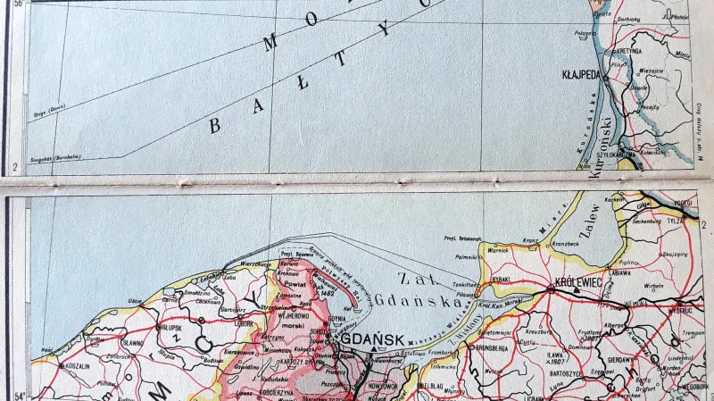 Mapa z polského meziválečného atlasu ukazuje svobodné město Gdaňsk, polská vojvodství (ohraničená červenou linií) a území Německa (bílá plocha se žlutým okrajem)