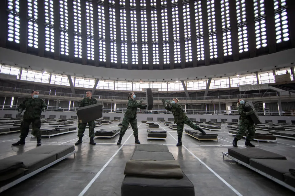 Srbská armáda sestavuje postele v nemocnici v hale 1 Bělehradské burzy