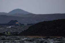 Islandští dělníci naváží u Rejkjavíku zeminu. Chtějí odklonit možné proudy lávy