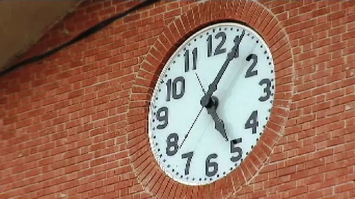 Hodiny věznice v Huntsville ukazují pět hodin a šest minut