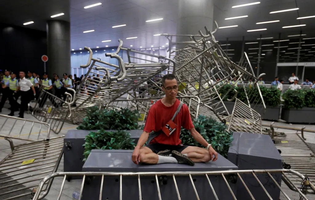 Protestovat je možné i meditací. Mladý muž se tímto způsobem staví proti zásahu policie proti demonstrantům v Hongkongu