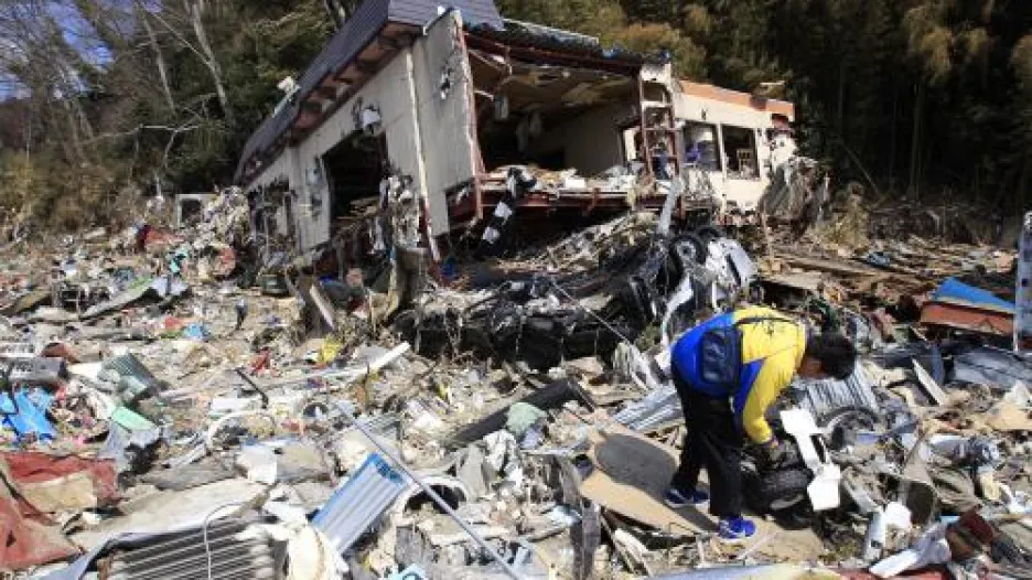 Záchranáři hledají těla obětí tsunami