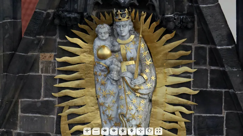 Panorama umožňuje pohled na velký detail, v tomto případě kostelu Matky Boží před Týnem