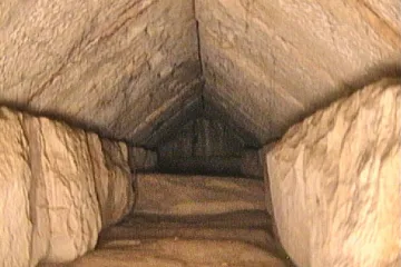Egyptologové našli ve Velké pyramidě neznámou chodbu. Slibují další odhalení