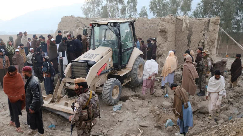 Odklizení trosek po pákistánských leteckých úderech v Afghánistánu