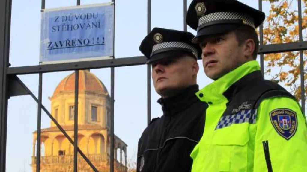 Policie hlídá areál krumlovského zámku