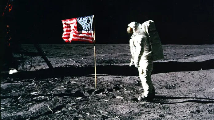 Astronaut Buzz Aldrin salutuje americké vlajce na povrchu Měsíce. Mise Apollo 11, 20. července 1969.