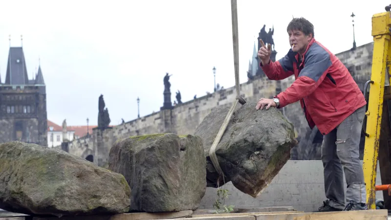 Kamenné kvádry, které se z Juditina a Karlova mostu v minulosti zřítily do Vltavy (foto 2012)