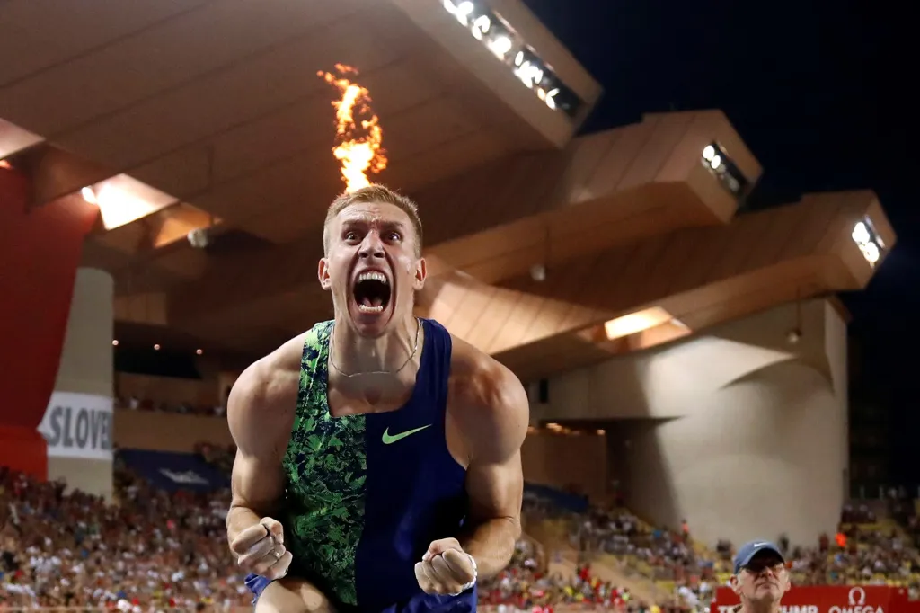 Polák Piotr Lisek zahořel radostí po vítězství ve skoku o tyči během závodu v rámci seriálu Diamantové ligy v Monaku