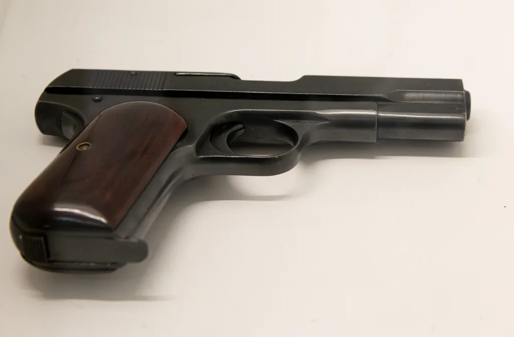 Předměty slavného šéfa amerického podsvětí počátku 20. století, známého pod jménem Al Capone, budou součásti aukce, která se uskuteční 8.října 2021 ve Witherellově aukční síni v Sacramentu