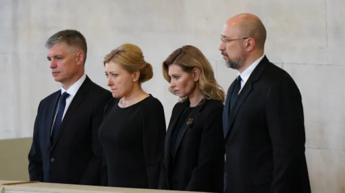 Ukrajinský velvyslanec ve Spojeném království Vadym Prystaiko (vlevo) a první dáma Ukrajiny Olena Zelenská (druhá zprava) se přišli poklonit zesnulé Alžbětě II.,  Autor: Joe Giddens,  Zdroj: Reuters