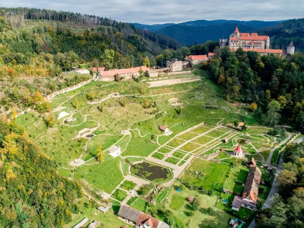 Osvícenecké zahrady na svazích pod hradem Pernštejn jsou upraveny stejně jako krátce po roce 1800