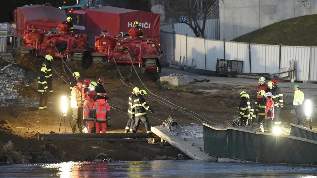 Hasiči se připravují na vyprošťování zřícené lávky