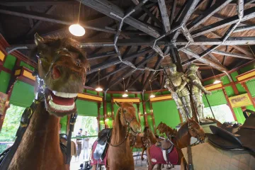 Na pražské Letné se po nákladné opravě roztočil 130 let starý kolotoč